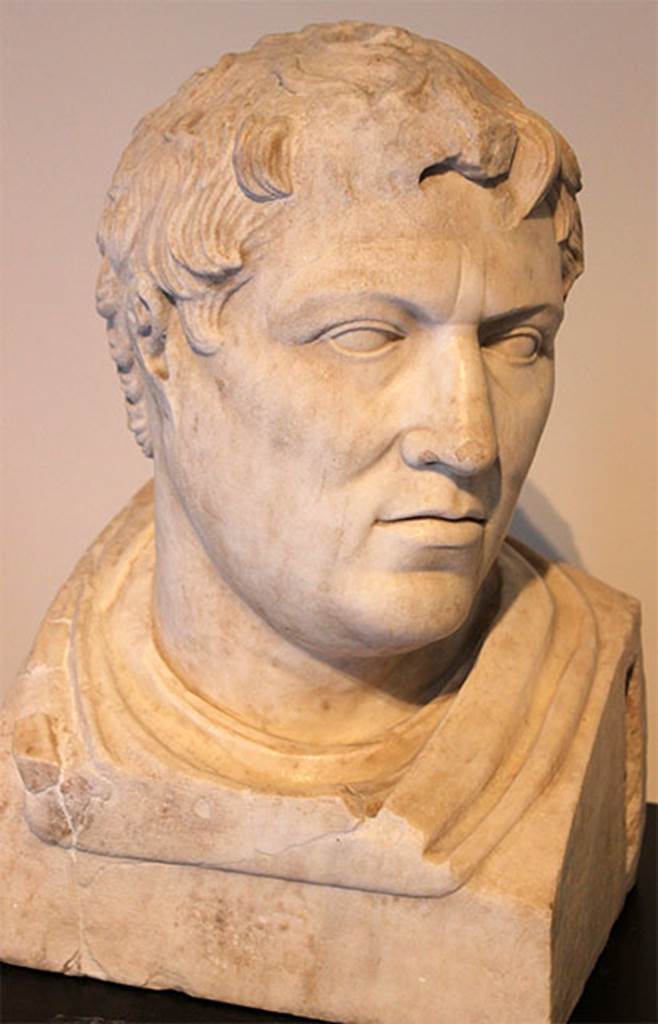 Villa dei Papiri, Herculaneum. Marble herm of Philetaerus of Pergamon.
Found in 1757, north side of the pond.
Now in Naples Archaeological Museum. Inventory number 6148.
Photo courtesy of Miguel Hermoso Cuesta. Own work. Wikimedia CC by SA 3.0 licence